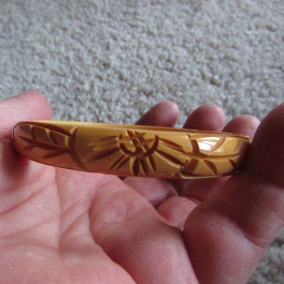 1950s Butterscotch Carved Bakelite Bangle Bracelet - Picture 2 of 4